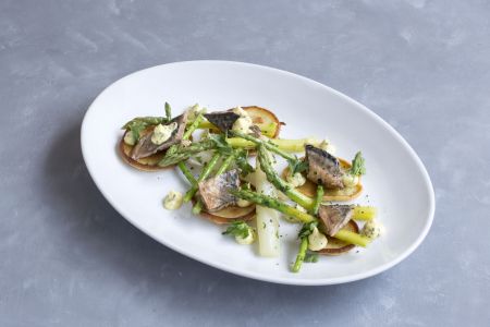 Σπαράγγια αχνιστά με πατατοπιτάκια