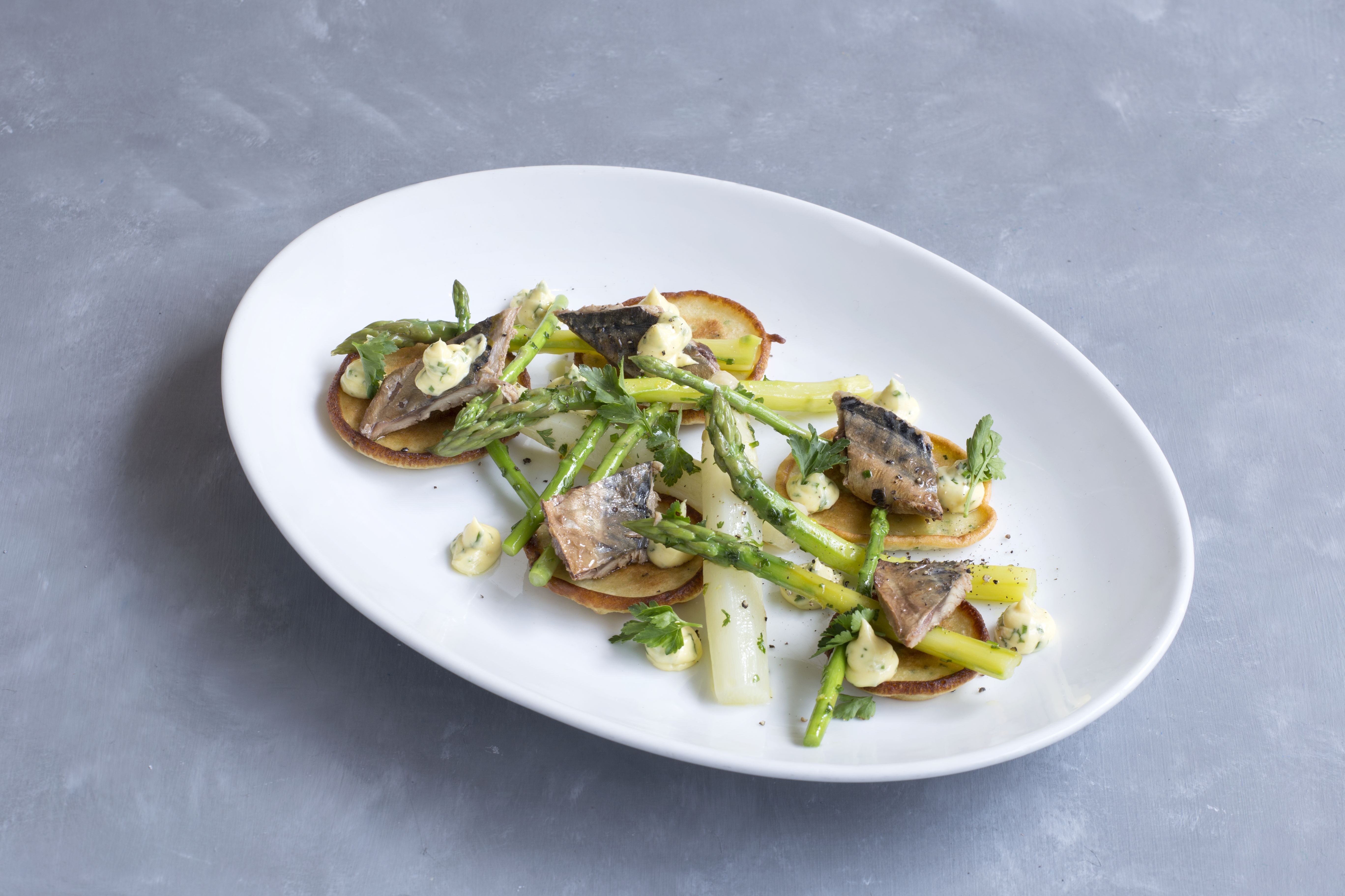 Σπαράγγια αχνιστά με πατατοπιτάκια