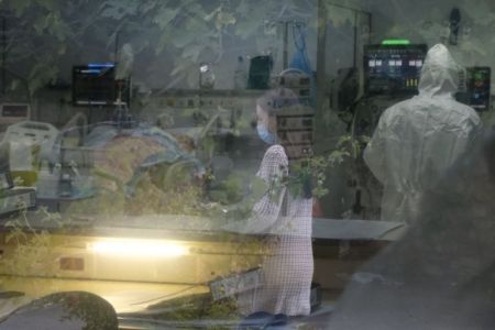 Κορωνοϊός : Σφοδρό το χτύπημα στους νέους – Ασφυξία στα νοσοκομεία, λυγίζουν οι υγειονομικοί