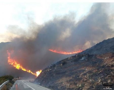 Σε ύφεση η φωτιά στην Ανδρο