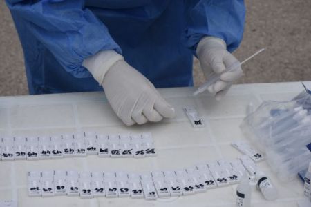 Μόσιαλος : Μεταδίδουν τον κορωνοϊό όσοι έχουν εμβολιαστεί;