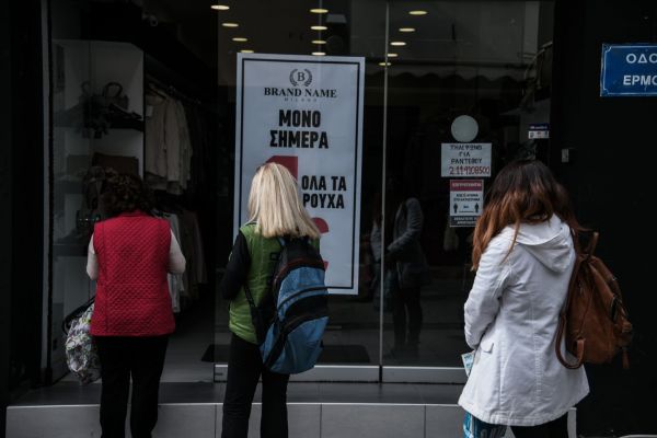 13032 : Σήκωσαν ρολά τα καταστήματα – Με rapid test, μέτρα και αποστάσεις οι καταναλωτές