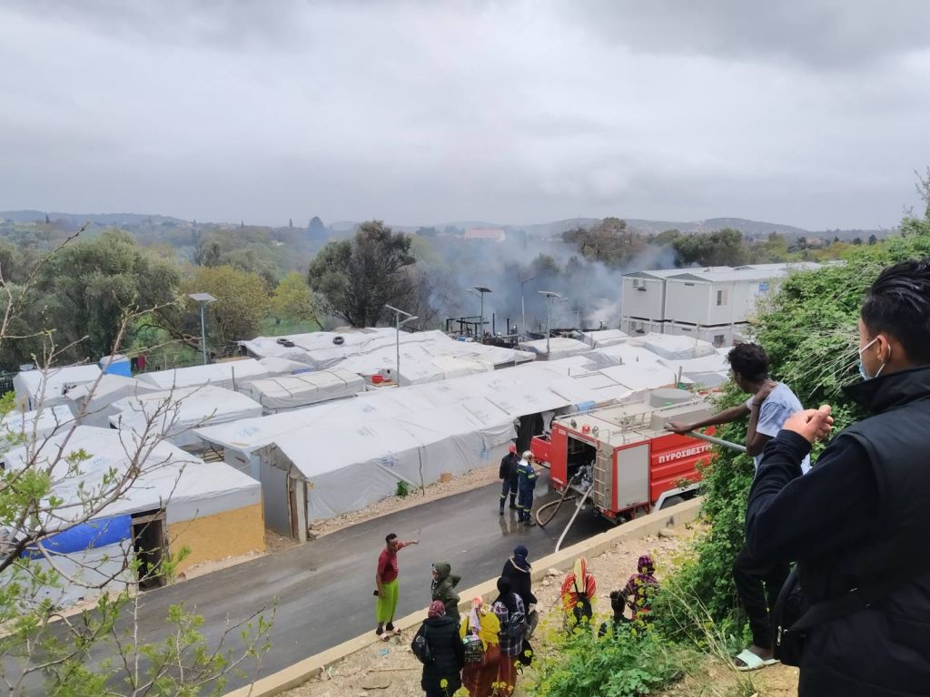 Χίος : Φωτιά στη ΒΙΑΛ – Κάηκαν ολοσχερώς 15 σκηνές