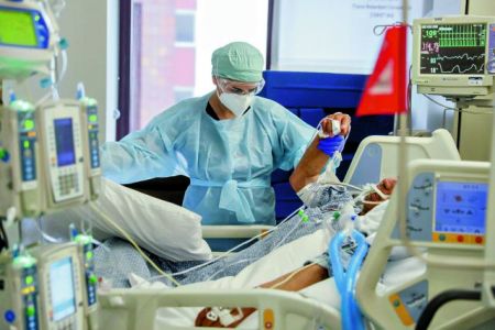 ΠΟΕΔΗΝ : Στους 26 οι νεκροί υγειονομικοί από κορωνοϊό – Μόνο στην 1η ΥΠΕ Αττικής έχουν μολυνθεί 214