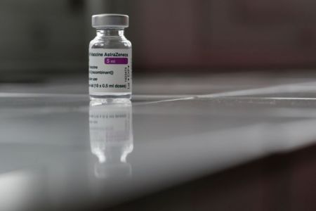Πελώνη για AstraZeneca: Εξετάζεται το όριο ηλικίας –  Οχι διακοπή των εμβολιασμών