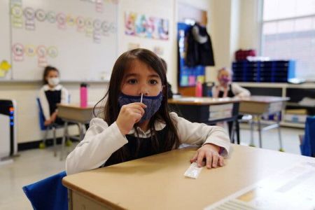 Κοντοζαμάνης: Μόνο για το πρώτο διάστημα διπλά self test στα σχολεία