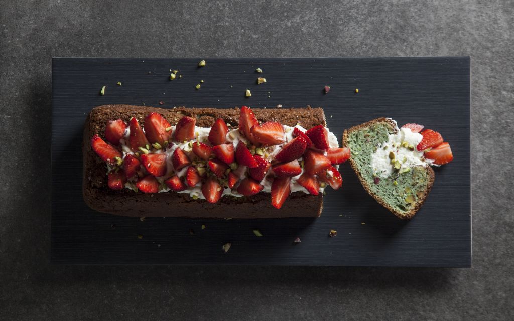 Κέικ με φιστίκια Αιγίνης, σαντιγί και φρέσκες φράουλες