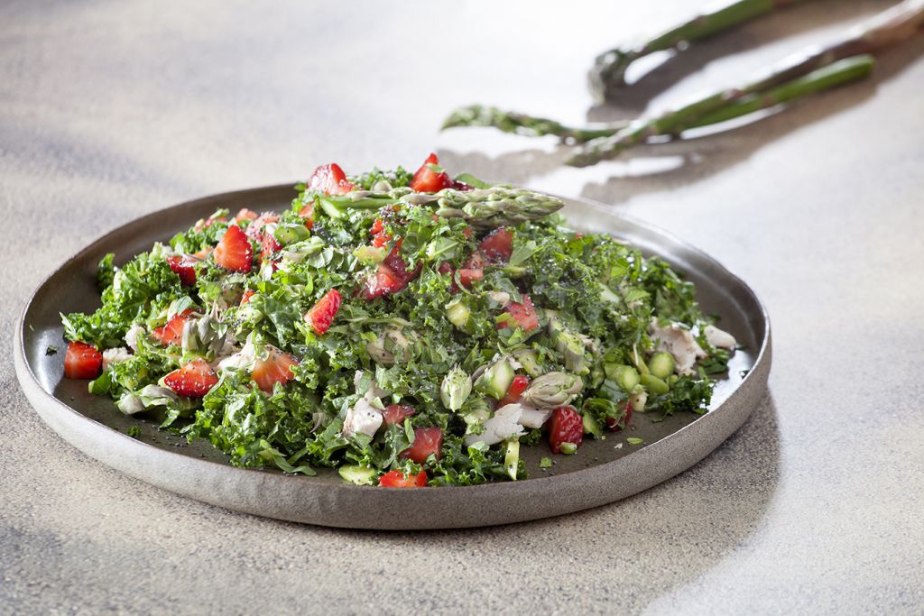 Σαλάτα με φράουλες, κέιλ, κοτόπουλο και σπαράγγια