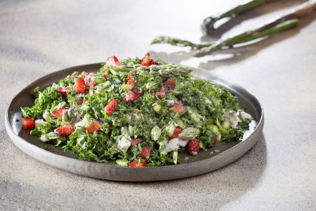 Σαλάτα με φράουλες, κέιλ, κοτόπουλο και σπαράγγια