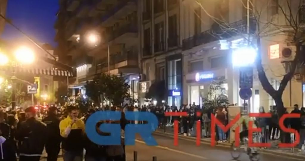 Θεσσαλονίκη : Απίστευτες εικόνες συνωστισμού – Επέμβαση της αστυνομίας