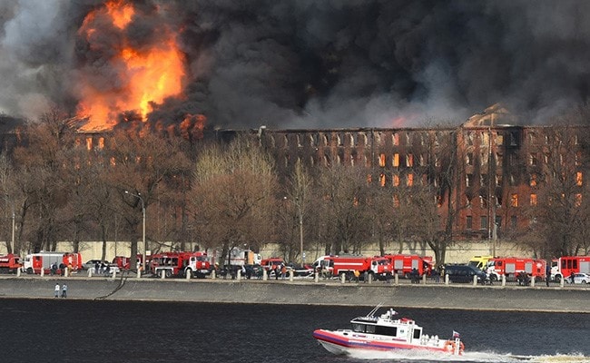 Ρωσία: Μεγάλη φωτιά σε εργοστάσιο – Ένας πυροσβέστης νεκρός