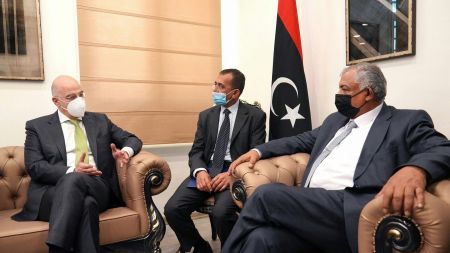 Στη Βεγγάζη ο Δένδιας – Συνάντηση με τον αναπληρωτή πρωθυπουργό της Λιβύης