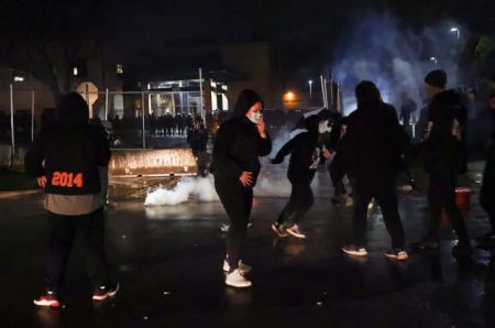 ΗΠΑ : Δεύτερη νύχτα ταραχών στη Μινεάπολις μετά τον θάνατο έγχρωμου νεαρού από αστυνομικά πυρά