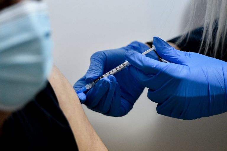 Κορωνοϊός : Πώς μπορεί ένα εμβόλιο να προκαλεί θρομβώσεις;