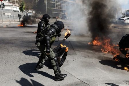 Θεσσαλονίκη: Αστυνομικοί των ΜΑΤ σβήνουν φωτιά από μολότοφ σε διαδηλωτή