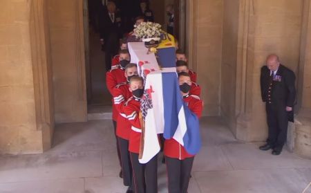 Η Βρετανία αποχαιρετά τον πρίγκιπα Φίλιππο – Δείτε ζωντανά την τελετή