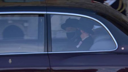Φίλιππος : Συντετριμμένη η βασίλισσα Ελισάβετ συνοδεύει την πομπή με το φέρετρο του πρίγκιπα
