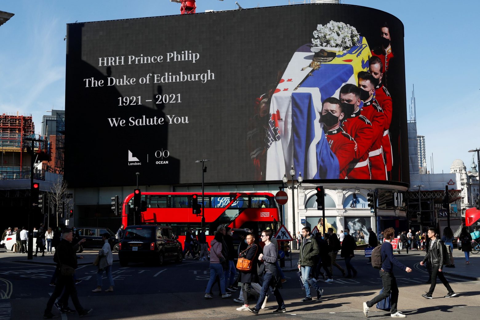 Η Βρετανία αποχαιρέτησε τον πρίγκιπα Φίλιππο – Τα δάκρυα και η μοναξιά της Ελισάβετ