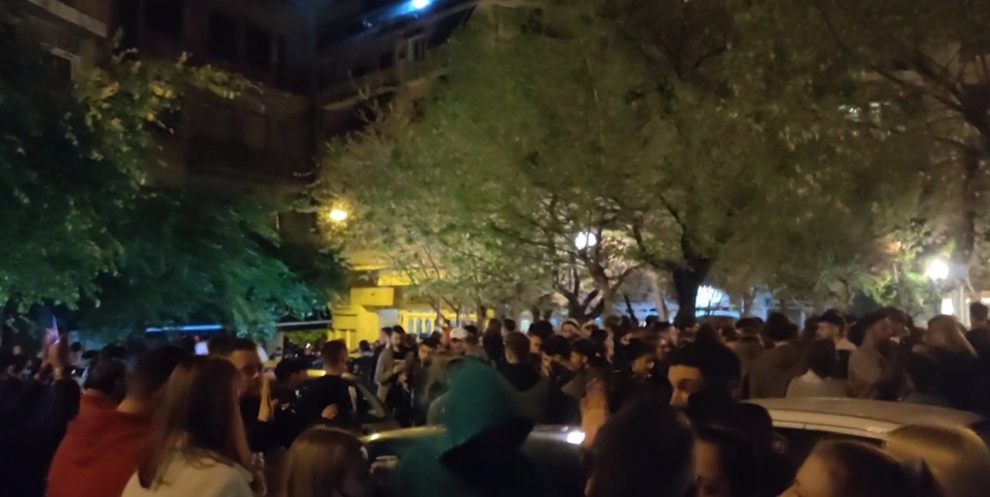 Κορωνο-πάρτι με εκατοντάδες άτομα και DJ σε πλατεία στην Κυψέλη