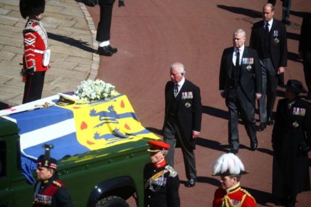 Πρίγκιπας Φίλιππος: Συγκίνηση στο τελευταίο αντίο – Μόνη η Βασίλισσα, τα «βρήκαν» Γουίλιαμ-Χάρι