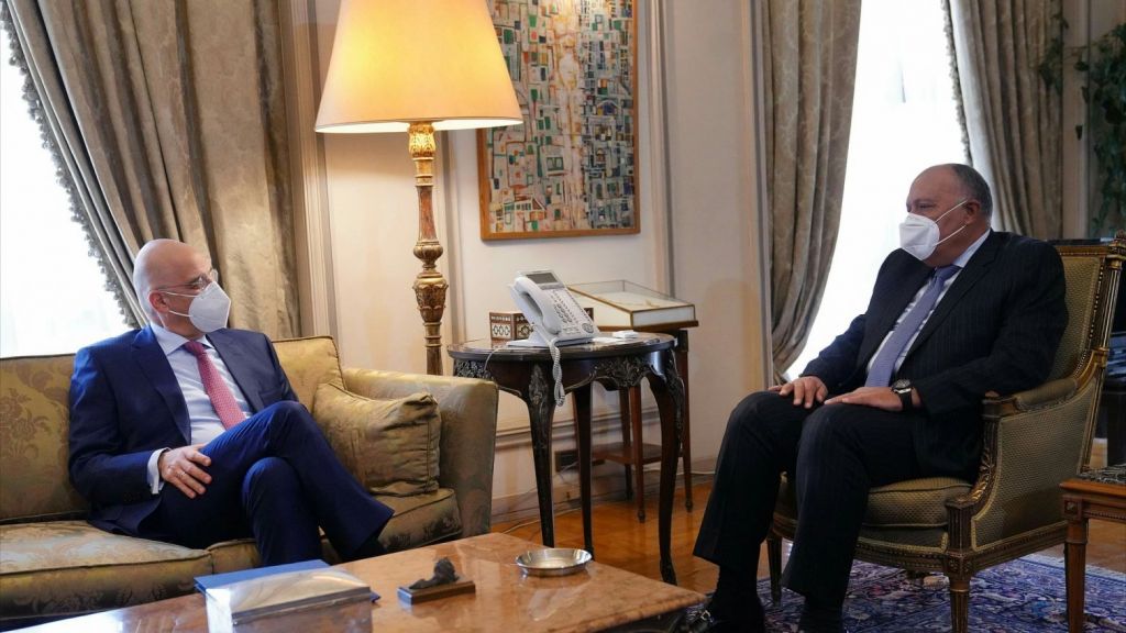 Στο Κάιρο ο Δένδιας – Τετ α τετ Δένδια με αιγύπτιο ΥΠΕΞ – Τι συζήτησαν