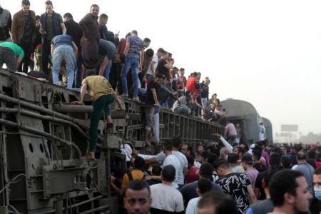 Αίγυπτος : Τουλάχιστον 11 νεκροί και 100 τραυματίες σε εκτροχιασμό τρένου