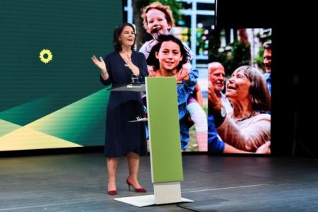 Γερμανία – εκλογές: Στην 40χρονη Αναλένα Μπέρμποκ το χρίσμα των Πρασίνων