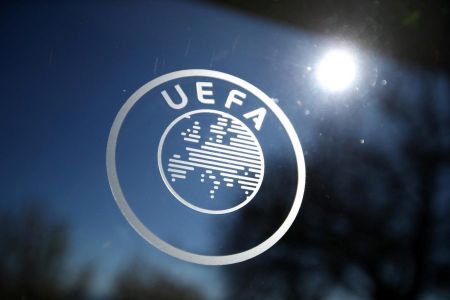 Η UEFA τιμώρησε τους Άγγλους για το λέιζερ στον Σμάιχελ