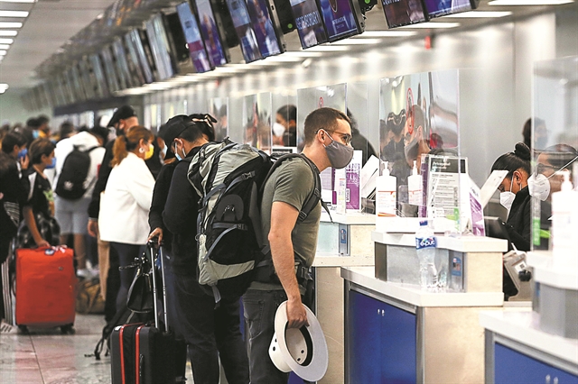 Παγώνουν τις κρατήσεις οι διακυμάνσεις της πανδημίας