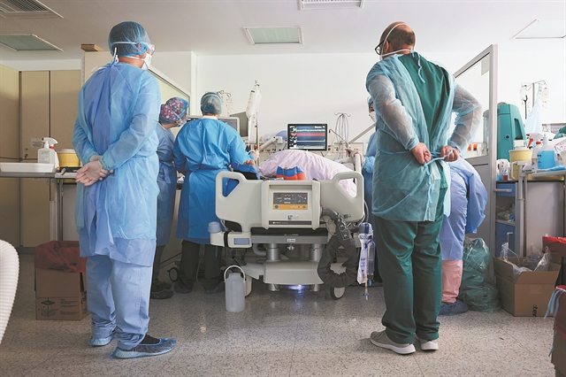 Ο εφησυχασμός, η αναζωπύρωση της πανδημίας και το νέο επικίνδυνο στέλεχος