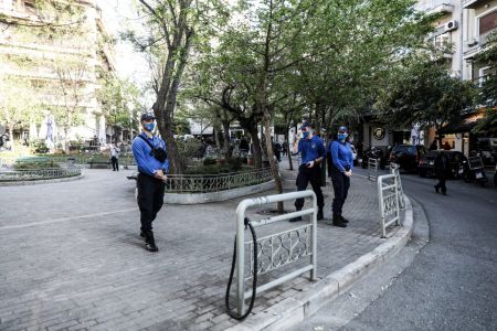 Κορονοπάρτι : Μοντέλο «Βαρνάβα» και σε άλλες πλατείες – Μπλόκα και έλεγχοι της αστυνομίας