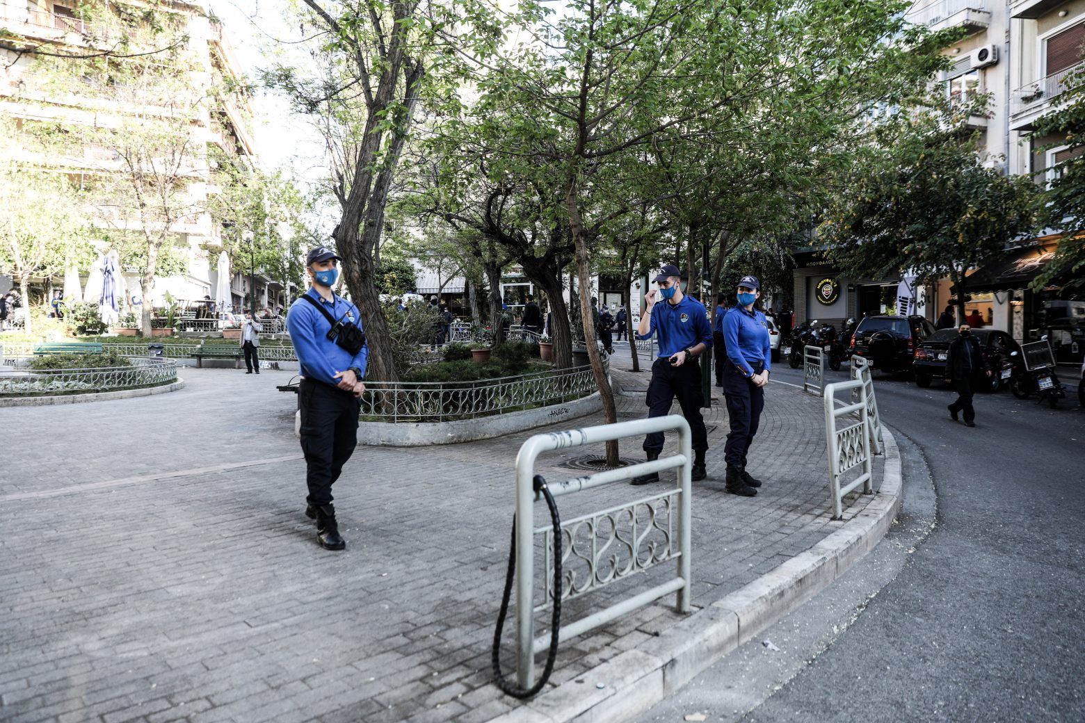 Κορονοπάρτι : Μοντέλο «Βαρνάβα» και σε άλλες πλατείες – Μπλόκα και έλεγχοι της αστυνομίας