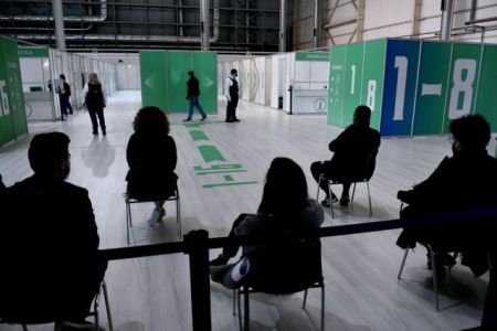 Κορωνοϊός: Τροπολογία για 7ήμερη λειτουργία εμβολιαστικών κέντρων έως τις 12 το βράδυ