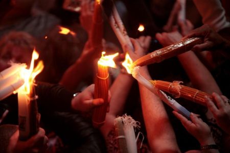 Πάσχα : Στο παρά πέντε της Ανάστασης το Άγιο Φως στην Ελλάδα