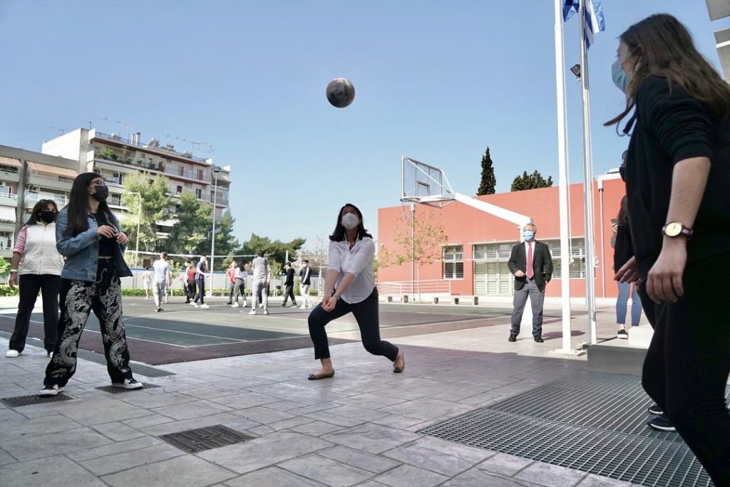 Νίκη Κεραμέως: Ευχήθηκε καλό Πάσχα στους μαθητές παίζοντας βόλεϊ