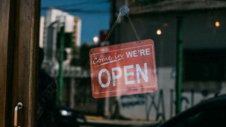 Ανακοινώνεται το απόγευμα ο οδικός χάρτης για εστίαση και Πάσχα