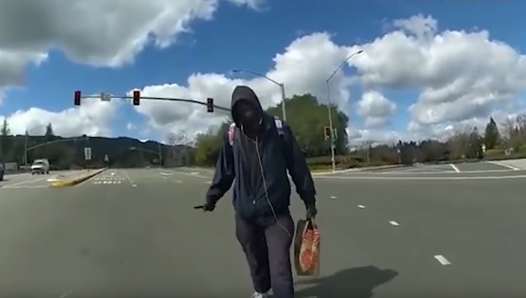 Βίντεο σοκ: Αστυνομικός στην Καλιφόρνια πυροβολεί και σκοτώνει άστεγο – Προσοχή σκληρές εικόνες