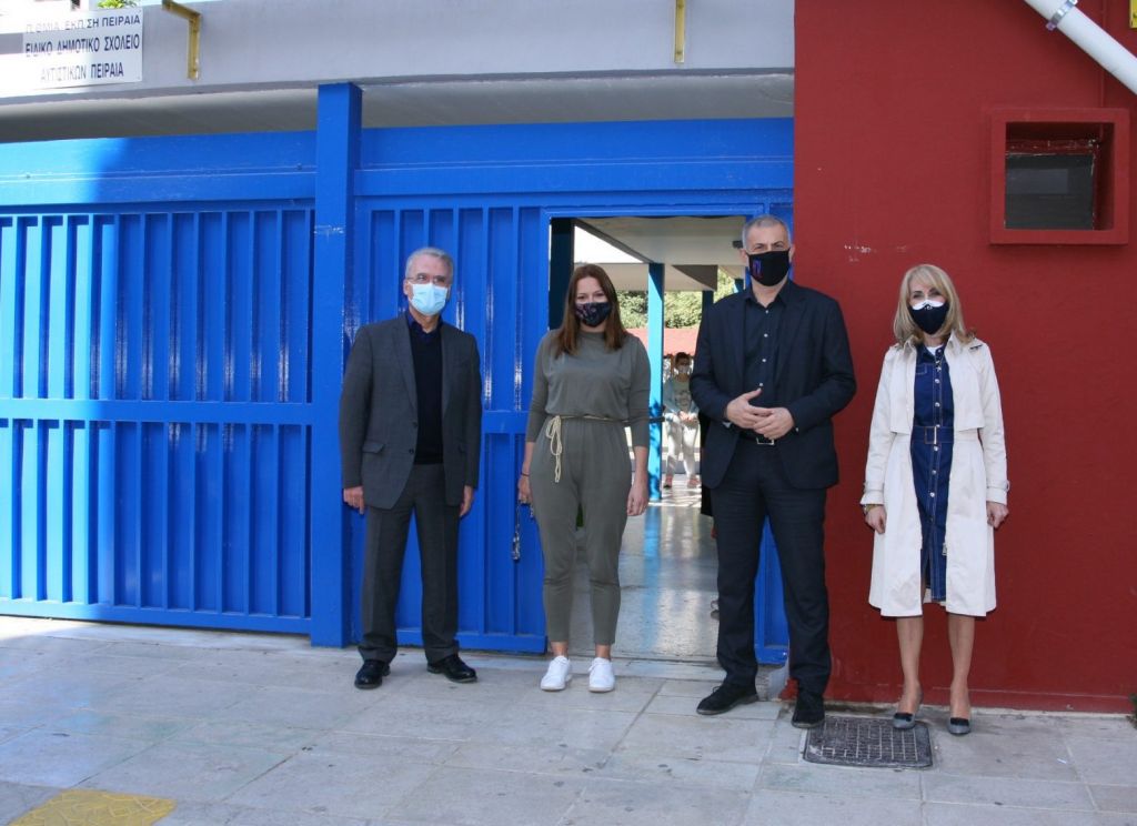 Δήμος Πειραιά: Πασχαλινά δώρα στα Ειδικά Σχολεία της πόλης