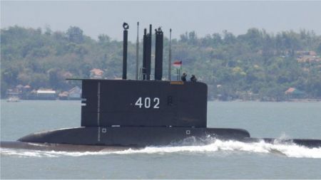 Ινδονησία: Τρία κομμάτια το χαμένο υποβρύχιο – Νεκρά και τα 53 μέλη πληρώματος