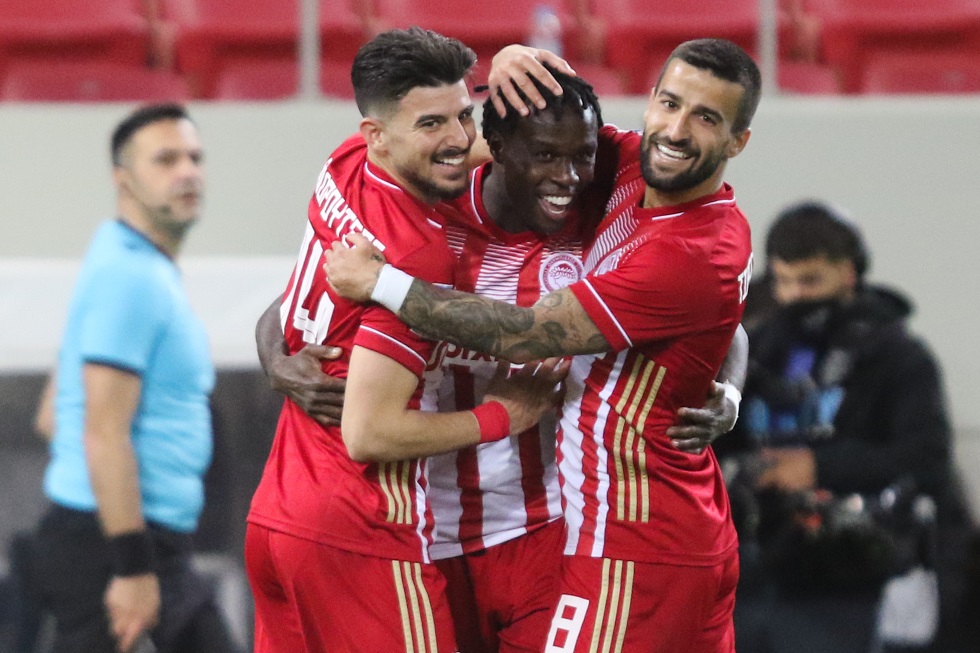Ολυμπιακός – ΑΕΚ 2-0: Εντυπωσιακός Μπρούμα «καθάρισε» για τους πρωταθλητές