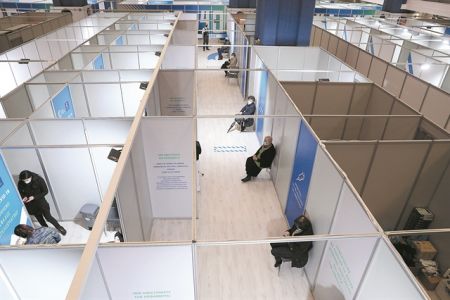 Το ράλι των εμβολίων : Fast track τείχος ανοσίας για 4,5 εκατ. Ελληνες