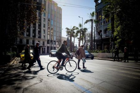 Δημοσκόπηση: Διχασμένοι οι πολίτες για την άρση lockdown – Μπροστά με 16% η ΝΔ