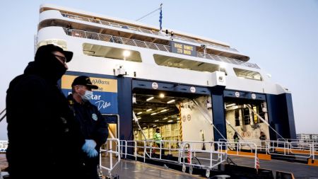 Εξοδος Πάσχα : Μπλόκα και στα λιμάνια – Απαγόρευσαν την επιβίβαση σε 300 άτομα