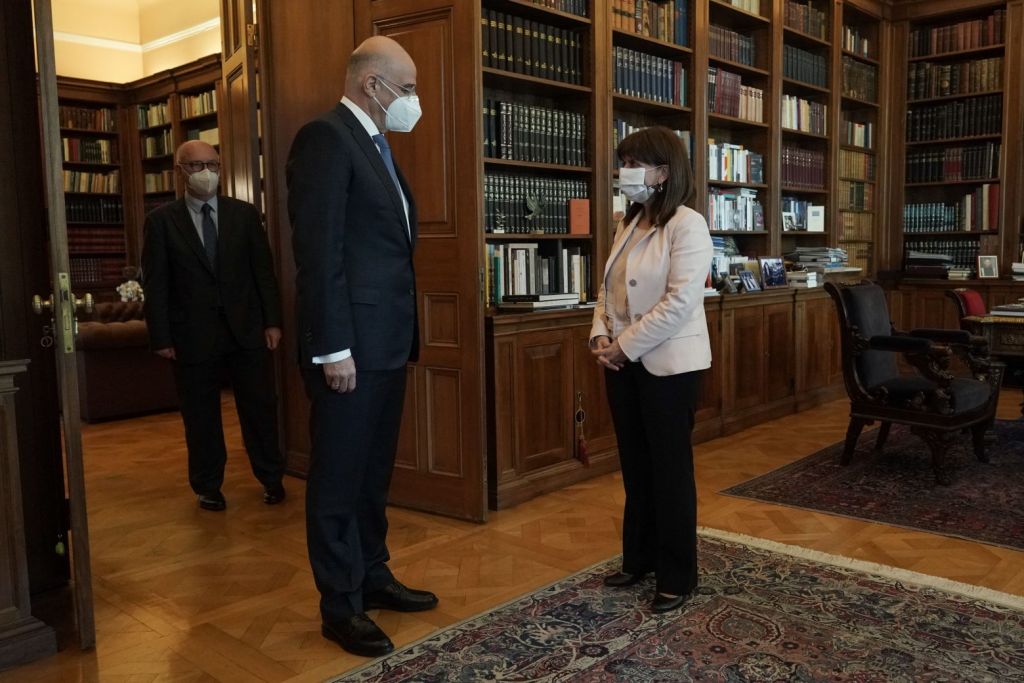 Ελληνοτουρκικά και τριμερής στη συνάντηση Σακελλαροπούλου – Δένδια