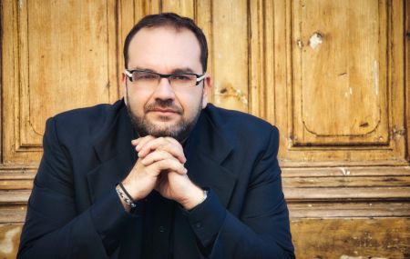 O Ανδρέας Κατσιγιάννης για το μουσικό οδοιπορικό «Της σιωπής ο τόπος» που θα προβληθεί στο MEGA