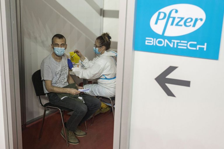 Εμβόλιο Pfizer: Τρίτη δόση μετά από 9 – 12 μήνες για 100% προστασία