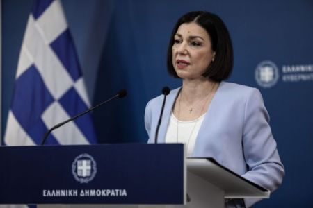 Πελώνη κατά Τσίπρα: Προσβάλλει τους νέους που ήδη εμβολιάζονται