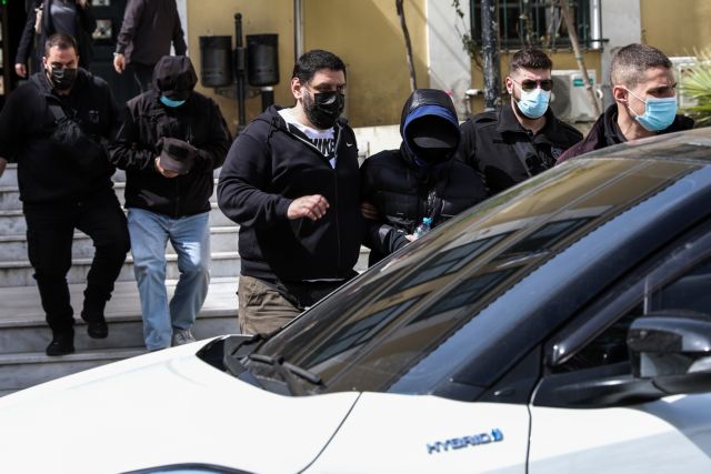 Μένιος Φουρθιώτης: Τι είπε στους αστυνομικούς ο παρουσιαστής – Τι ισχυρίζονται οι συγκατηγορούμενοί του