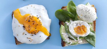 Τοστ με αβοκάντο, σπανάκι και αβγό
