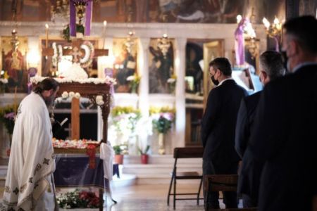 Στο παρεκκλήσι του «Ιπποκράτειου» ο πρωθυπουργός για την ακολουθία του Eπιταφίου